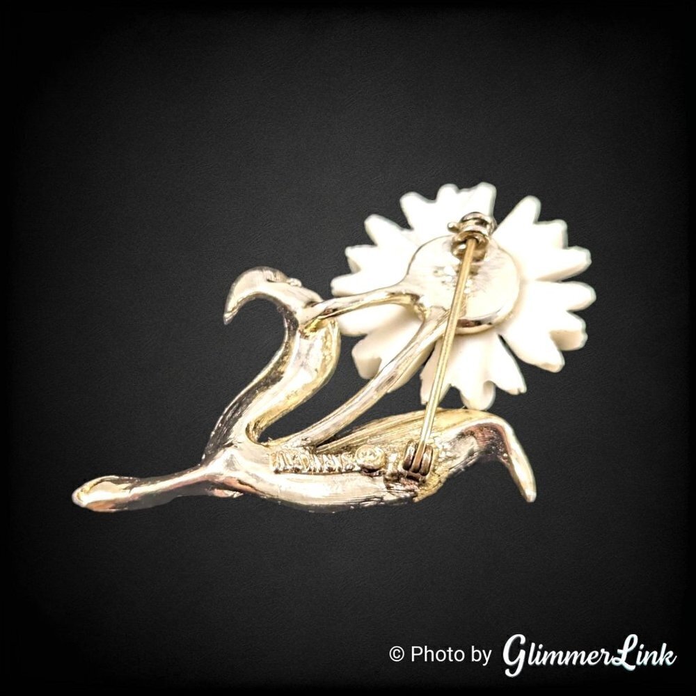 Vintage 1960s Sarah Coventry Light & Bright White Daisy Flower Brooch Pin - Picture 3 of 6